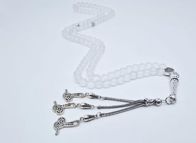 Handgemaakte tesbih "Tasbih" natuursteen "Selenite" - Aantal kralen 99 - Diameter kralen 8MM - met metaal tassel "Arabische kalligrafie" - Een mooi cadeau-idee