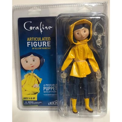 Coraline Verzamelpop Regenjas Versie NECA | Op Voorraad Direct Verzonden Kerst- & Feestcadeau Decor De Geheime Deur Cora zwart