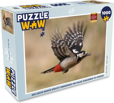 Puzzel Een grote bonte specht onderweg om haar jongeren te voeden - Legpuzzel - Puzzel 1000 stukjes volwassenen
