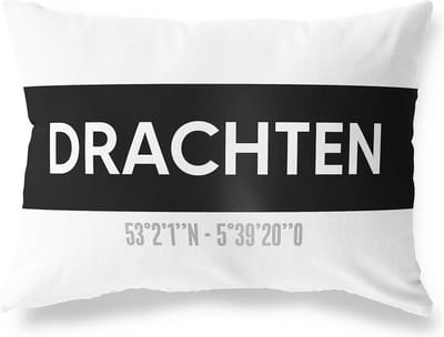 Tuinkussen DRACHTEN - FRIESLAND met coördinaten - Buitenkussen - Bootkussen - Weerbestendig - Jouw Plaats - Studio216 - Modern - Zwart-Wit - 50x30cm