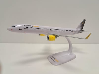 schaalmodel vliegtuig Vueling Airbus A321neo schaal 1:200 lengte 19,95cm