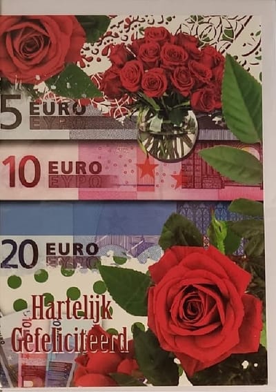 Hartelijk gefeliciteerd met je verjaardag! Een kleine bijdrage speciaal voor jou. Een bijzondere kaart met een afbeelding van rode rozen. Leuk om zo te geven of om bij een cadeau te voegen. Een dubbele wenskaart inclusief envelop en in folie verpakt.