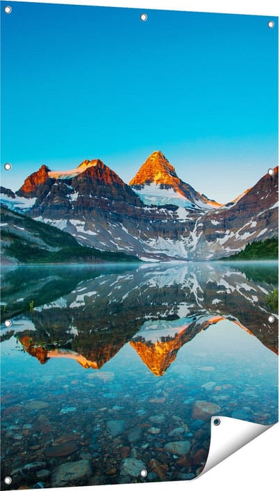 Gards Tuinposter Berg Assiniboine bij het Meer in Canada - 80x120 cm - Tuindoek - Tuindecoratie - Wanddecoratie buiten - Tuinschilderij