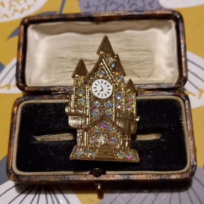 Prachtige Dames Heren Mode Kristal Gebouw Schitterende Broche Speldjes Vintage Stijl Dame Retro Strass Kasteel Speld Accessoires beige