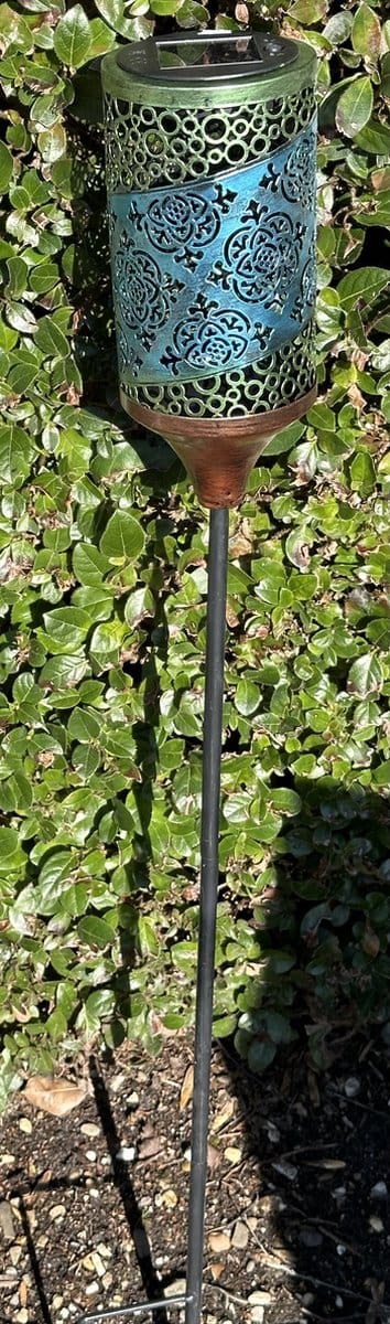 Metalen solarlamp op tuinsteker "met opengewerkt motief" - meerkleurig + koper kleurig - tuinsteker - hoogte 90 x 10 x 2 cm - Tuindecoratie - Tuinverlichting