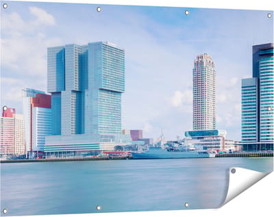Gards Tuinposter Rotterdamse Skyline aan het Water - 120x80 cm - Tuindoek - Tuindecoratie - Wanddecoratie buiten - Tuinschilderij