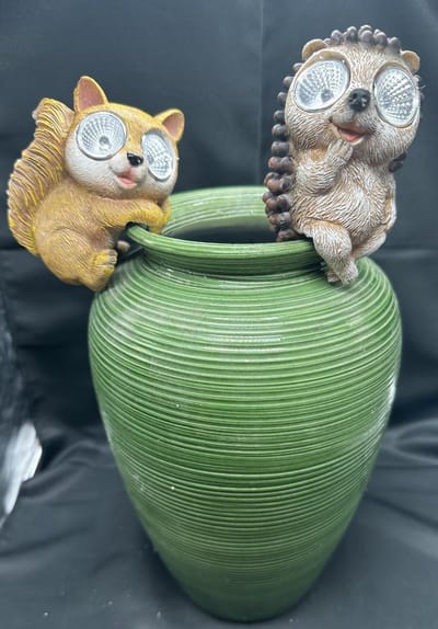 Polyresin solarlamp pothanger "konijn & wasbeer" - Set van 2 stuks - meerkleurig - met 2 LEDs - hangend model - pothangers - hoogte 11 x 7 x 5 cm - Tuindecoratie - Tuinverlichting