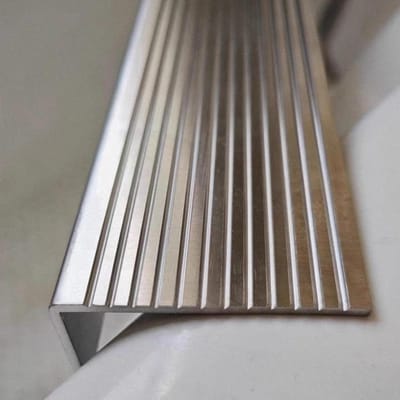 Trapprofiel Roestvrij Staal - Trapneuzen Antislip - Veiligheid Verhoging - Duurzaam Materiaal - 160 cm Lang - Zilverkleurig