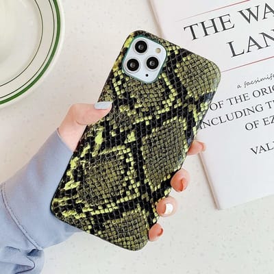 ShieldCase Neon Snake Print geschikt voor Apple iPhone 12 / 12 Pro - 6.1 inch hoesje - slangenprint hoesje - slang design - groen