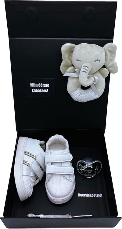Kraamcadeau - dreumes - 1e verjaardagscadeau - sneakers knuffel rammelaar en speen -ook rechtstreeks te vesturen met kaart