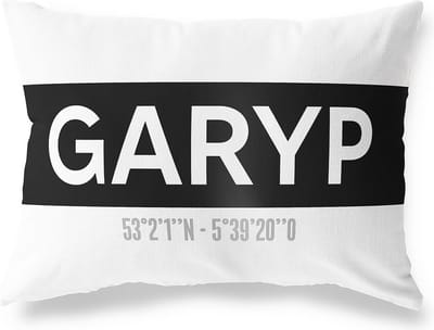 Tuinkussen GARYP - FRIESLAND met coördinaten - Buitenkussen - Bootkussen - Weerbestendig - Jouw Plaats - Studio216 - Modern - Zwart-Wit - 50x30cm