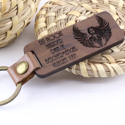 Houten Sleutelhanger met Gravure –Rij nooit harder dan je beschermengel vliegen kan – Luxe Afwerking met PU Leren Detail – Perfect Cadeau voor Hem & Haar