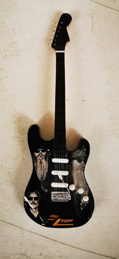 ZZ Top Miniatuur Gitaar ST Model – Houten Blues Rock Decoratie met Standaard – Luxe Eliminator Band Merchandise – 25 cm Hoog – Stoer Cadeau Mancave