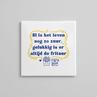 “Al is het leven nog zo zuur, gelukkig is er altijd de frituur” Grappige Quote Tegel – Humoristische Keukendecoratie – Keramische Tegel 15×15 cm
