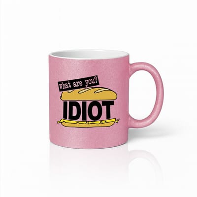 Roze Glitter Mok 330ml – “What Are You? IDIOT” Grappige Sarcastische Mok – Brutale Humor Cadeau – Glanzende Roze Keramische Thee- en Koffiemok