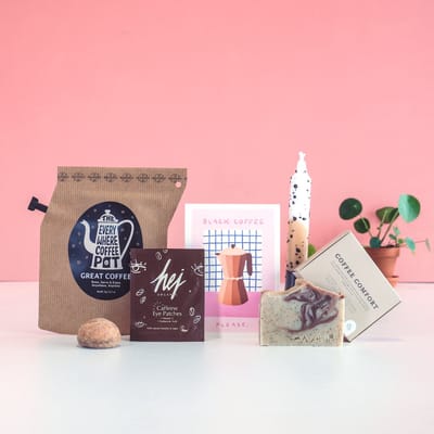 Cadeau Collega - Relatiegeschenk Koffie - Brievenbus Cadeau Koffieliefhebber - Nieuwe Baan Cadeau - Welkom Nieuwe Collega - Coffeebrewer & Confetti Kaars - Kantoor Cadeau Bedankt