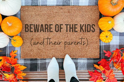 Beware Of Kids And Their Parents | 60x40 cm | Nieuwe huis cadeau | Ingangsmat | Deurmat met stijl | Verhuizing cadeau | Praktisch & trendy | Perfect voor binnenkomst | Cadeau voor nieuwe woning