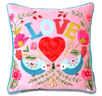 Only Natural sierkussen kussen velvet fluweel roze met geborduurde bloemen en love 45 x 45 cm