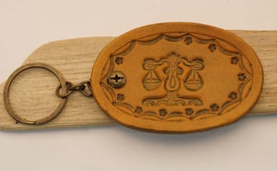 Leren beige sterrenbeelden sleutelhanger " WEEGSCHAAL " datums 23 september – 22 oktober - LIBRA zodiac sign keyring - sterrenbeeld keyring - verjaardags cadeau sterrenbeelden sleutelhangers - lederen sleutelhangers dierenriem