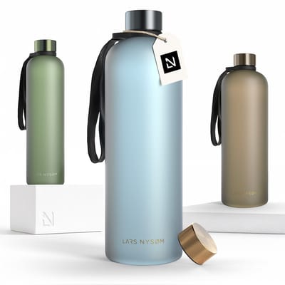LARS NYSØM Blæst Ultralichte tritan-waterfles 1500ml - BPA-vrij, lekvrij, geschikt voor koolzuurhoudende dranken - Inclusief 2 deksels (Sky Blue/Gold)
