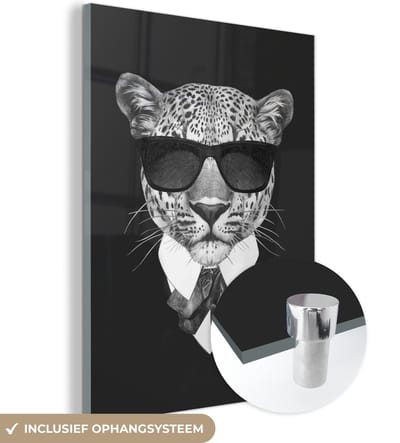 MuchoWow® Glasschilderij 30x40 cm - Schilderij acrylglas - Luipaard - Zonnebril - Pak - Foto op glas - Schilderijen