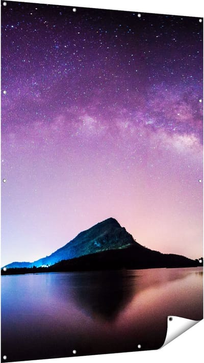 Gards Tuinposter Melkweg bij een Berg in Thailand - 120x180 cm - Tuindoek - Tuindecoratie - Wanddecoratie buiten - Tuinschilderij