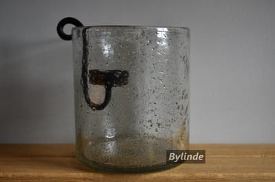 Windlicht Ø 15x18 cm Stone met zwarte hangkandelaar - Windlicht glas steenslag - Handgeblazen - Landelijk robuust Vaas - Bymooss