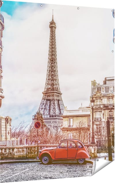Gards Tuinposter Eiffeltoren in Parijs met een Rode Kever Auto - 120x160 cm - Tuindoek - Tuindecoratie - Wanddecoratie buiten - Tuinschilderij