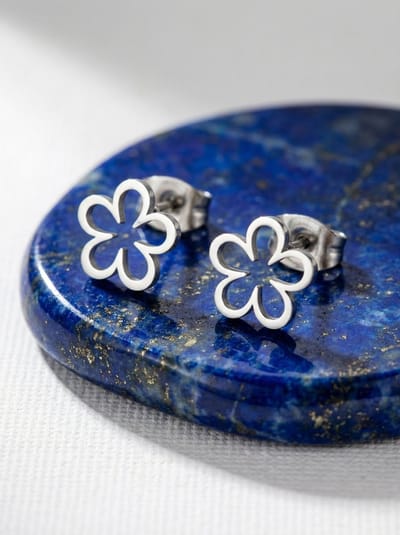 Lundholm Florianne Oorknopjes Dames Zilverkleurige Bloem - Premium Stainless Steel Jewellery - Elegante Bloem Zilver Kleurige Oorbellen - My Cadeau Vrouw Cadeautje voor Haar bloemen sieraden - Luxe Geschenkverpakking