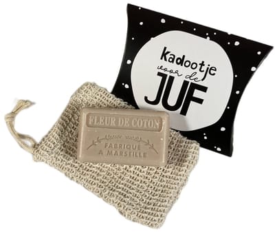 Cadeautje voor de juf: Katoenbloem 125 g. + Sisal zeepzakje - savon de marseille - zeep geschenkset - geschenk juf