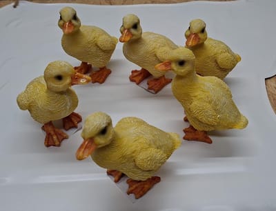 Set van 6 Schattige Eendenkuikens – Paasdecoratie & Tuinfiguren – per stuk 10 cm Lang