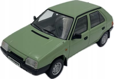 SKODA Favorit 135L 1987 1:24 groen WhiteBox 124197