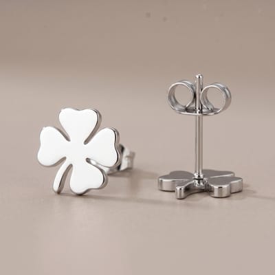 Lundholm Kleine Oorknopjes Dames Zilverkleurig Klavertje Vier – Premium Stainless Steel – Elegante Klavertje 4 Oorbellen (1 x 1 cm) – Subtiel & Tijdloos – Luxe Geschenkverpakking