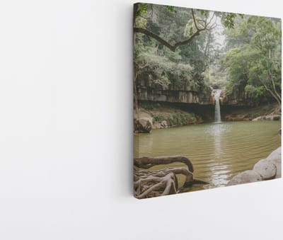 Saammp Canvas Schilderij - Kleine waterval in de jungle - Landschap - Natuur - 20x20 - Foto op canvas - Wanddecoratie - Muurdecoratie Woonkamer - Slaapkamer decoratie - Canvas Print