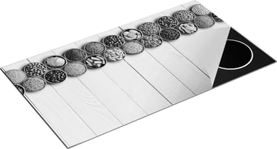 Chefcare Inductie Beschermer Kruidenbakjes op een Houten Tafel - Zwart Wit - 95x50 cm - Afdekplaat Inductie - Kookplaat Beschermer - Inductie Mat