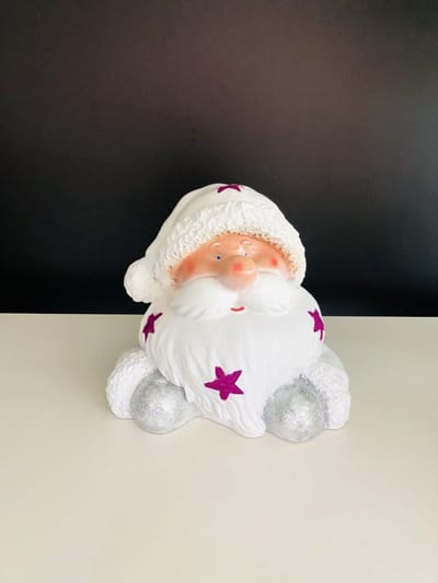 Kerstman Kerstpop #22 - 28 cm - polyester - glitters - polyresin - polystone - kunststof - decoratiefiguur - interieur en tuin - geschikt voor binnen en buiten - cadeau - geschenk - kerstcollectie - kerstman - kerstdecoratie - kerstfiguur