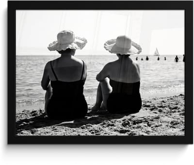 Poster in lijst - Fotolijst 40x30 cm - Posters - Vrouwen - Zonnehoed - Strand - Zwart - Wit - Posterlijst zwart - Decoratie - Wanddecoratie woonkamer - Muurdecoratie slaapkamer