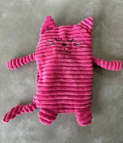 Inwolino warmteknuffel kat / poes 27 cm die in de magnetron opgewarmd kan worden - magnetronknuffel poes - opwarmknuffel warmie kat - knuffel kat - knuffel poes - roze