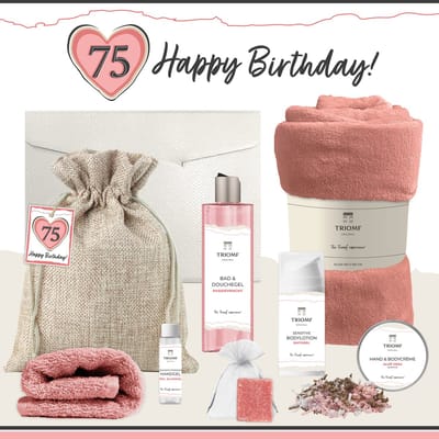 Geschenkset “75 Happy Birthday!” - 8 producten - 1210 gram - Triomf Cosmetica | Cadeau voor haar Vijfenzeventig jaar Cadeaupakket Feestje Wellness Pakket Douchegel Luxe Giftset Fleece deken Verjaardag Vrouw Gefeliciteerd Seventy Five Party Gift Roze