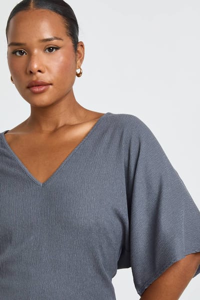 boohoo Dames Plus Getextureerde V-hals Top Met Getailleerde Taille & Wijde Pijpen Broek Co-ord Set | Houtskool | Maat: 56