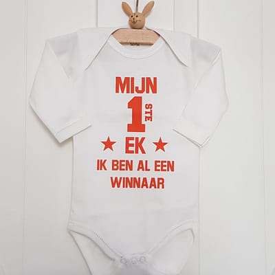 Baby Rompertje tekst Mijn eerste EK - Oranje fan baby voetbal Nederlands elftal | Mijn eerste EK ik ben al een winnaar| lange mouw | wit oranje | maat  hup holland hup babykleding geen shirt nederland supporteer oufit