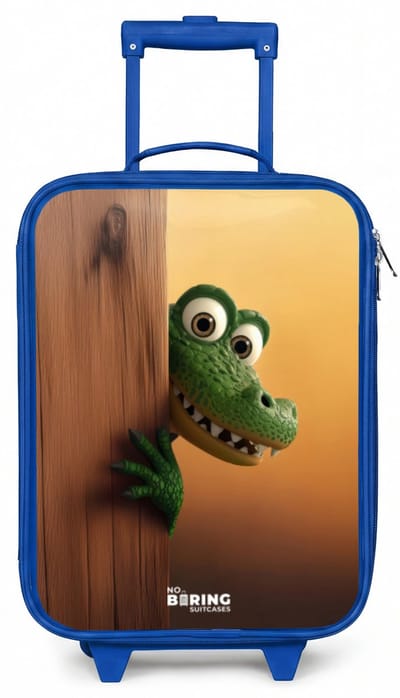 NoBoringSuitcases.com® - Kinderkoffer blauw - Kindertrolley jongen - Krokodil met grote ogen achter houten muur - Koffer kind lichtgewicht - Reiskoffer trolley voor kinderen - Koffertje met lichtgevende wieltjes - Rolkoffer