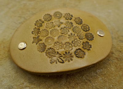 Leren beige haarclip voor kinderen met verschillende bloemen en wesp - sierlijke kinder haarclip - leuke kinder haarspeld gemaakt van natuurlijke materiaal leer - prachtige bloemen kinder haarclip - beige kinder haarclip