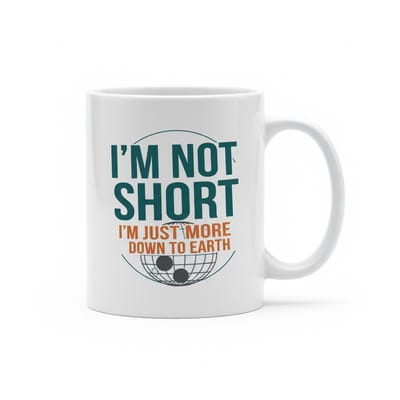 “I’m Not Short, I’m Just More Down to Earth” Grappige Mok – Humor Koffiemok 330 ml
