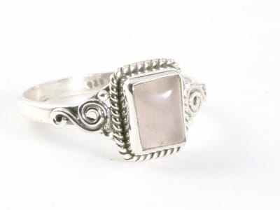 Fijne bewerkte zilveren ring met rozenkwarts - maat 16