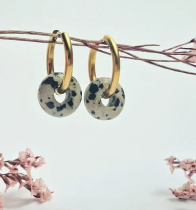 Oorringen met Donut hanger - Dalmatische Jaspis - Beige (half)edelsteen zwarte stippen- Stainless Steel - goudkleurige oorbellen met hanger