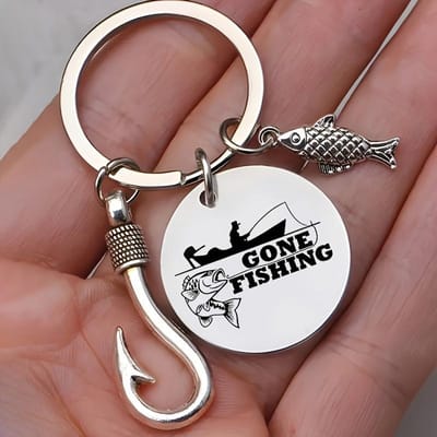 1 stuks Sleutelhanger voor Visliefhebbers met Vishaak & Kunstaas Bedeltjes -  Gone Fishing  Gegraveerd, Ideaal Cadeau voor Vaderdag of Kerstmis, Visaccessoires 1pc brown