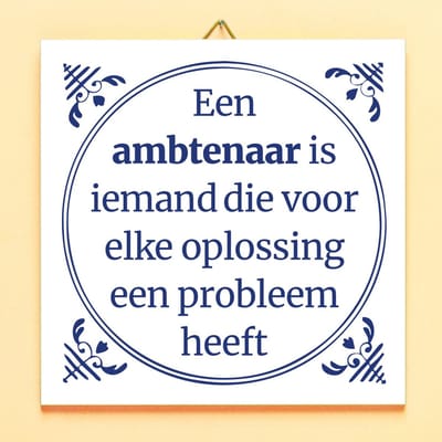 Tegeltje Een ambtenaar is iemand, die voor elke oplossing een probleem heeft van Ditverzinjeniet