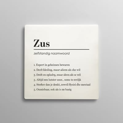 Zus Definitie Tegel – Grappige en Eerlijke Familie Tekst – Keramische Tegel 15 × 15 cm