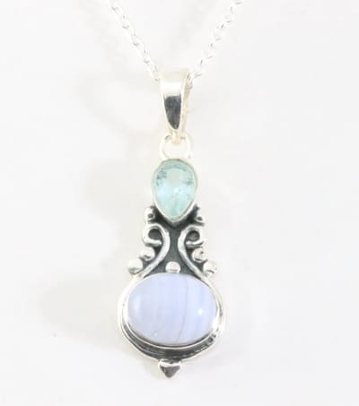 Fijne bewerkte zilveren hanger met blauwe lace agaat en topaas aan ketting